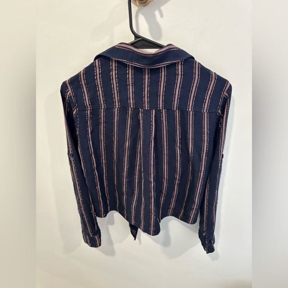 Bella Dahl Metallic Stripe Roll-Tab Tie-Front Shirt Navy
Blue/Rose Gold XS - Picture 7 of 8